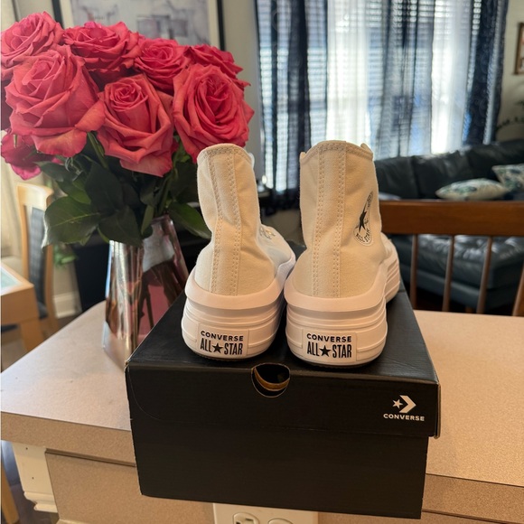 NIB Women’s Converse Chuck Taylor size 8 White platform Sneakers - Picture 9 of 9